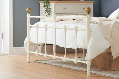 Globe Traditional Black Metal Bed